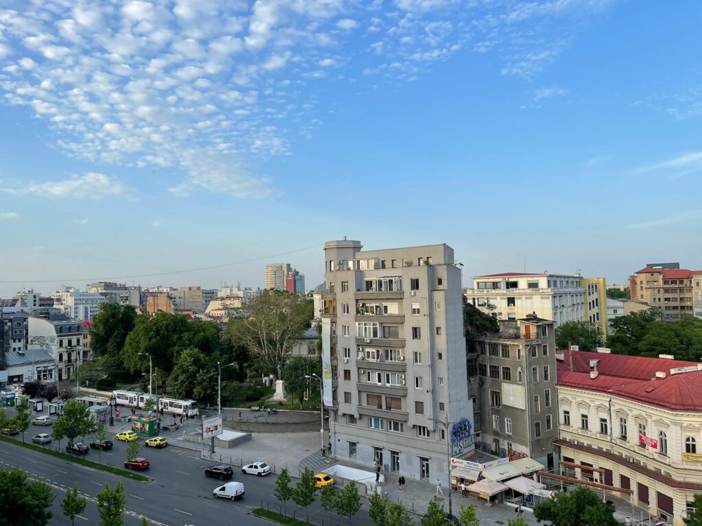 Aceasta este priveliștea localului naive din Magazinul București, vederea este spre bulevardul I.C. Brătianu.